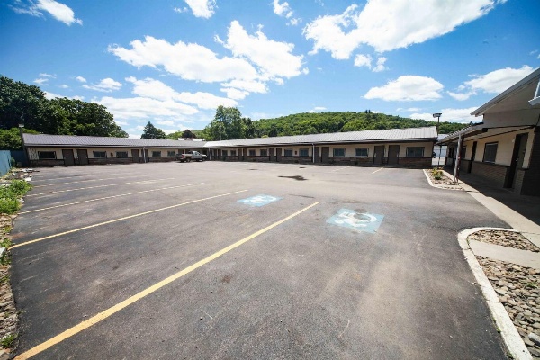 Relax Inn-Bradford image 6