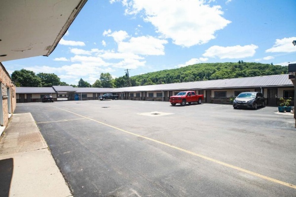 Relax Inn-Bradford image 9